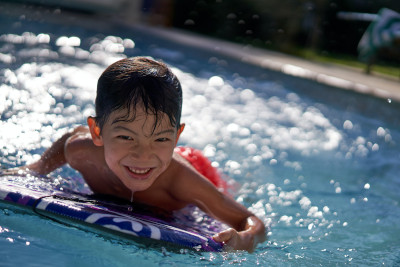 photo enfants apprentissage ventral sur planche